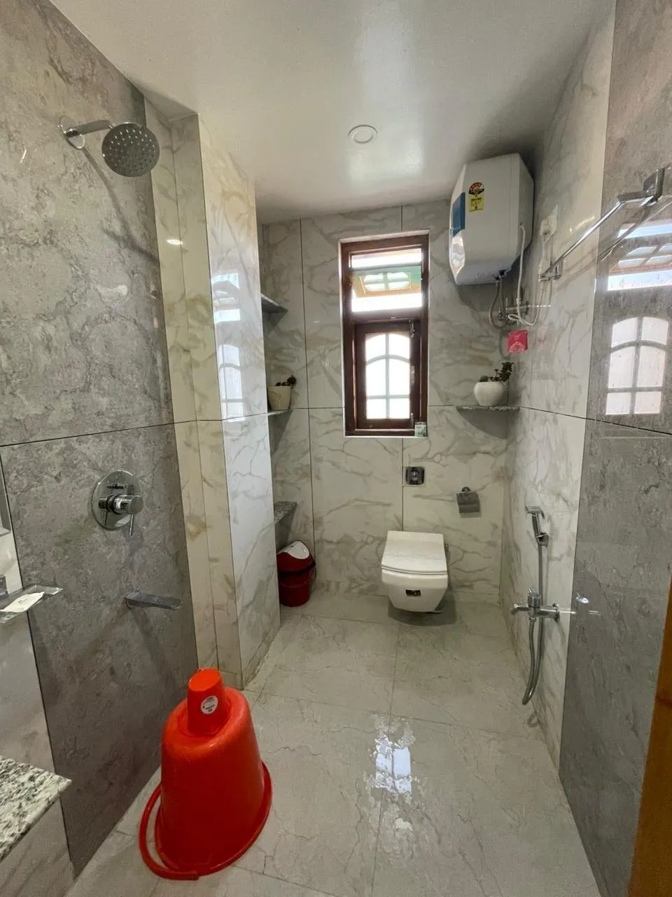 Deluxe Room bathroom with shower, wash basin and toilet